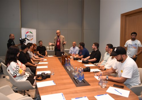 Forum cercivesinde yerli fotoqraflar ucun taninmis rusiyali fotojurnalist Sergey Kivrin terefinden ustad dersi kecilib